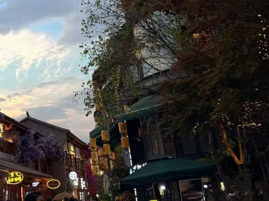 有个视频是这样说的，儿子越怕老婆，老婆越是看不起婆婆。
按理说，男人疼老婆天经地