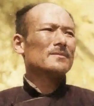 1947年，延安主动撤离。一名老红军因故滞留城中，不幸被俘。面对审讯，他主动交代