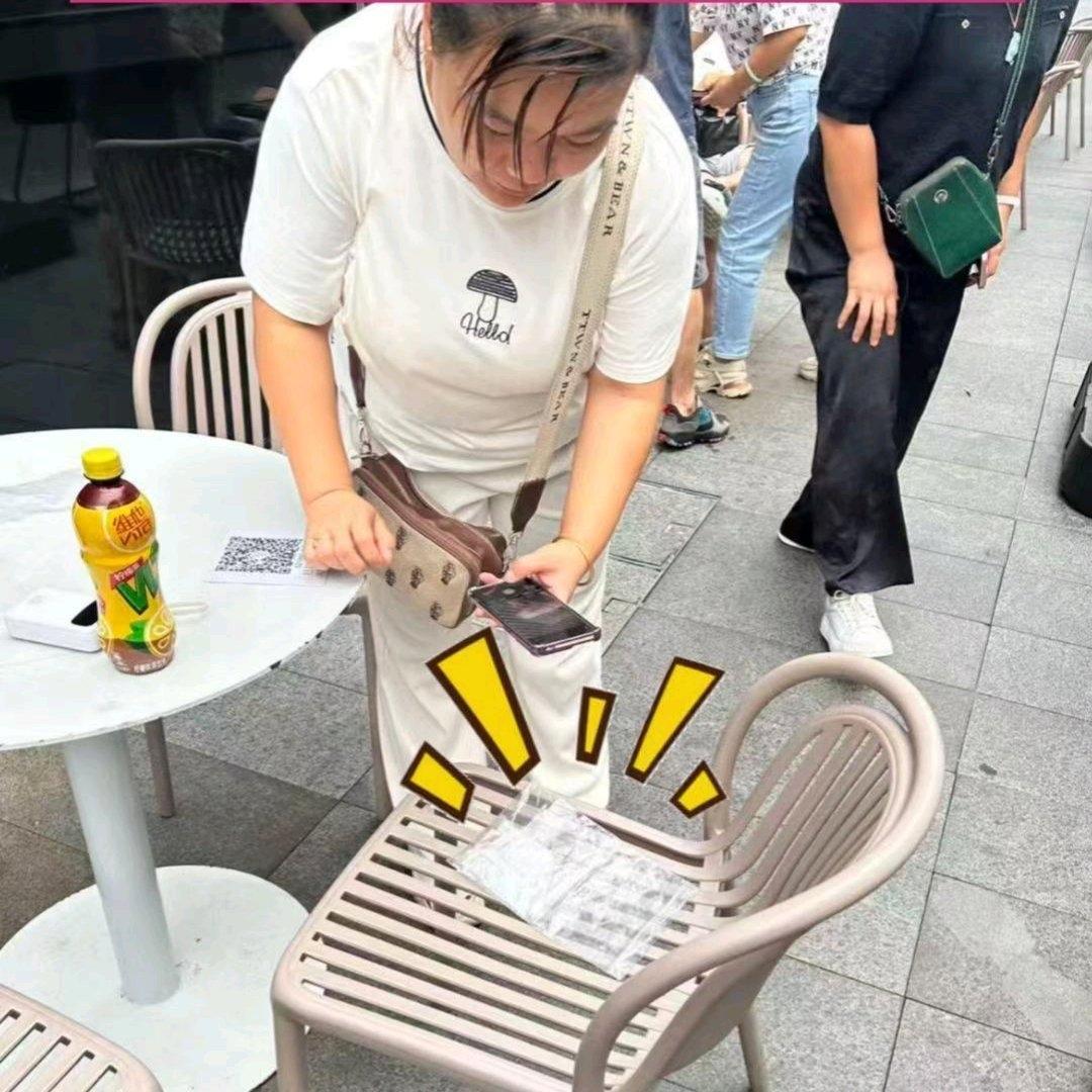 在深圳水贝这个遍地是“金”的地方，5月20日发生了一件比黄金还闪光的事。一名女子