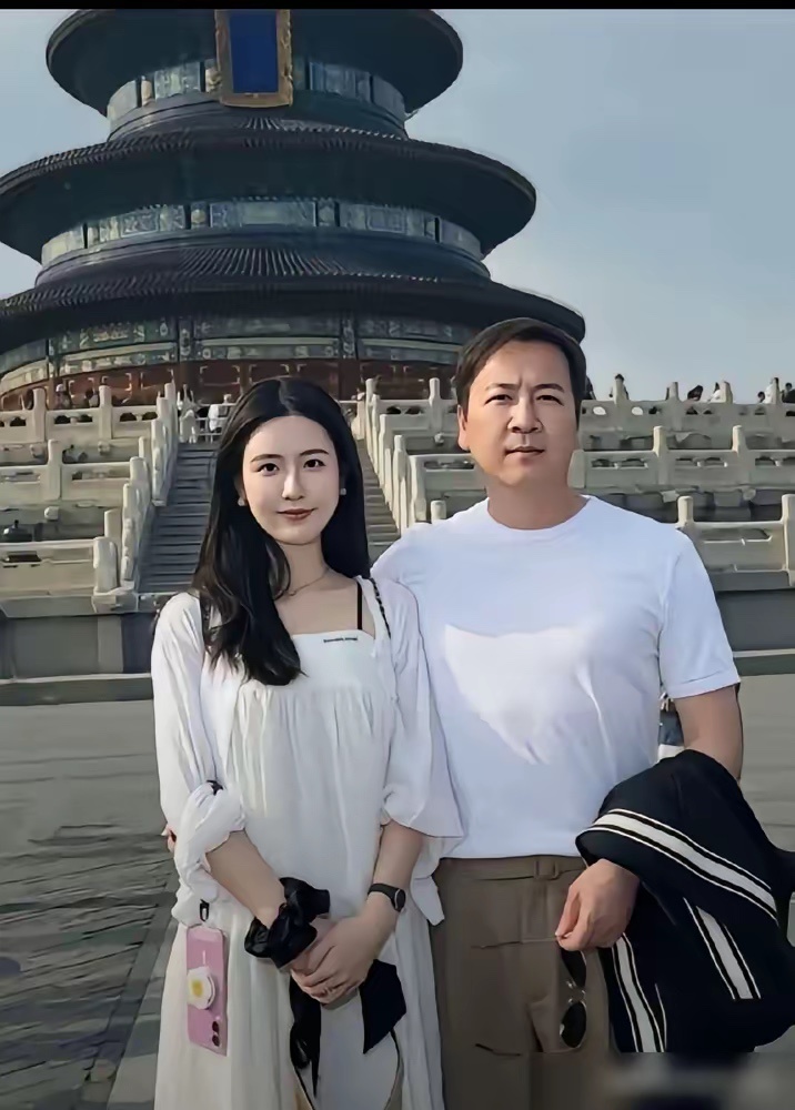 40多岁的赖文峰，看起来像30。 