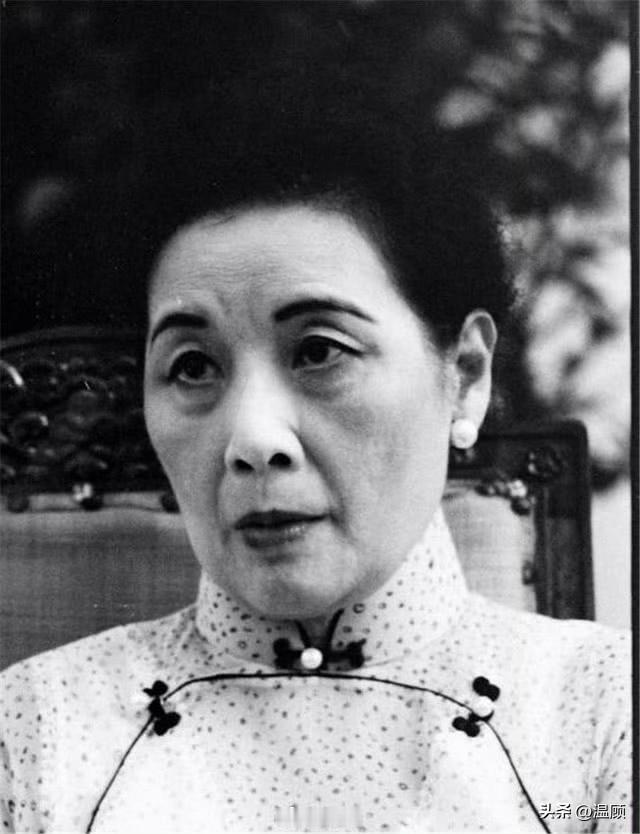 根据台湾作家王丰《宋美龄传》，以及贴身护士、副官等侍从的真实口述记录，褪去公众光
