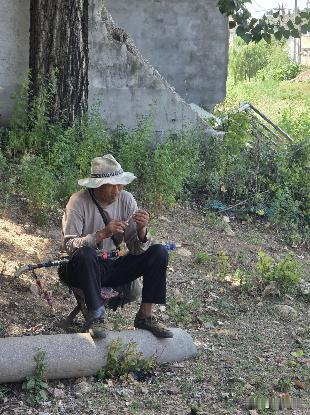 痛心疾首的牧羊人……

庄邻大叔，75岁。每天上午10点把羊赶到河边，他坐在一边
