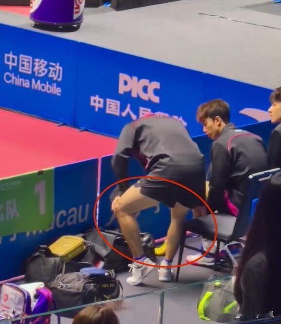 这一幕真的看哭了，
梁靖崑双手扶着腿，
左脚垫着，
缓慢地往凳子上坐都费劲。
