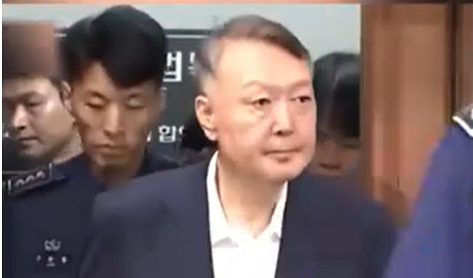 韩国总统真是高危职业，近年来似乎只有文在寅全身而退；
尹锡悦和他夫人金建希估计都
