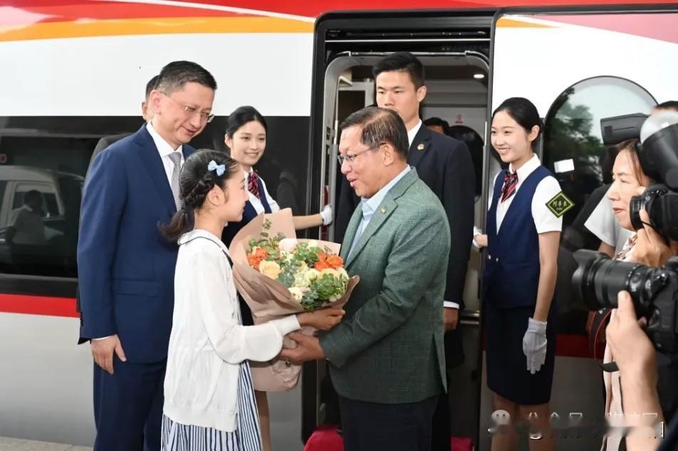 敏大将座高铁来感受铁路速度。

北京的到上海的高铁时速350公里，也是世界上运营