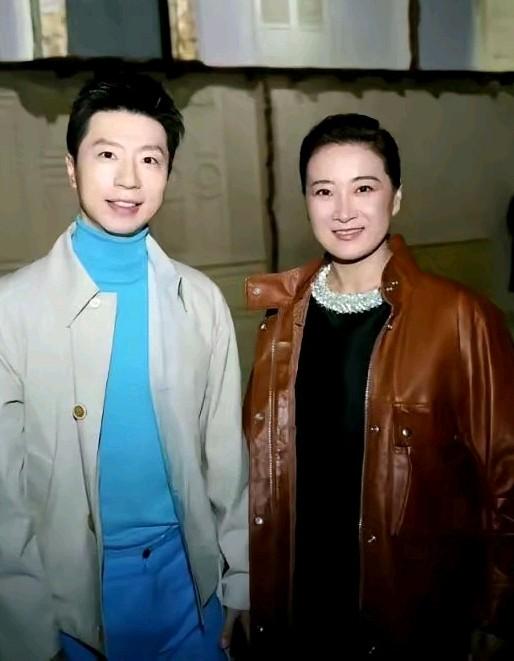 大家能认出来和马龙一起合影的这个女的是谁吗？这是近日在米兰时装周上的照片，这变化