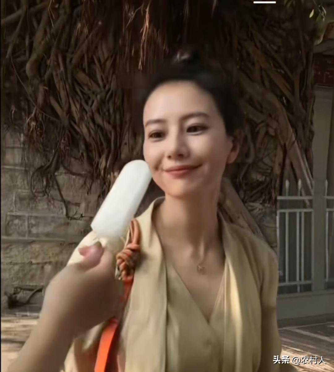 没想到高圆圆这么大个明星，还吃老冰棍呢！估计是想回忆一下童年的味道，不愧是女神吃
