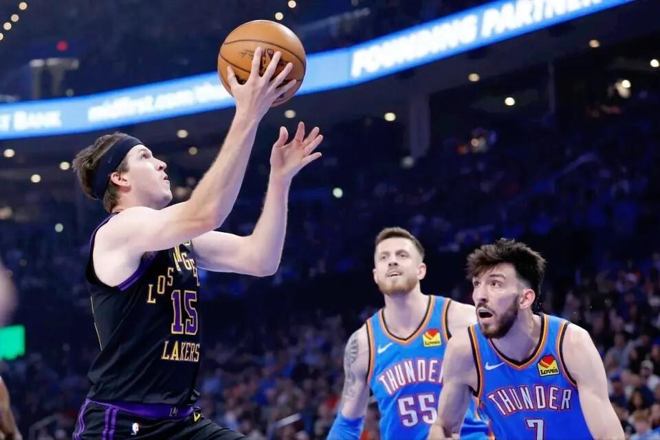 个人是欣赏不来他的打球方式，进攻突破或者急停投篮，竟然可以行进间用辅助手把防守球