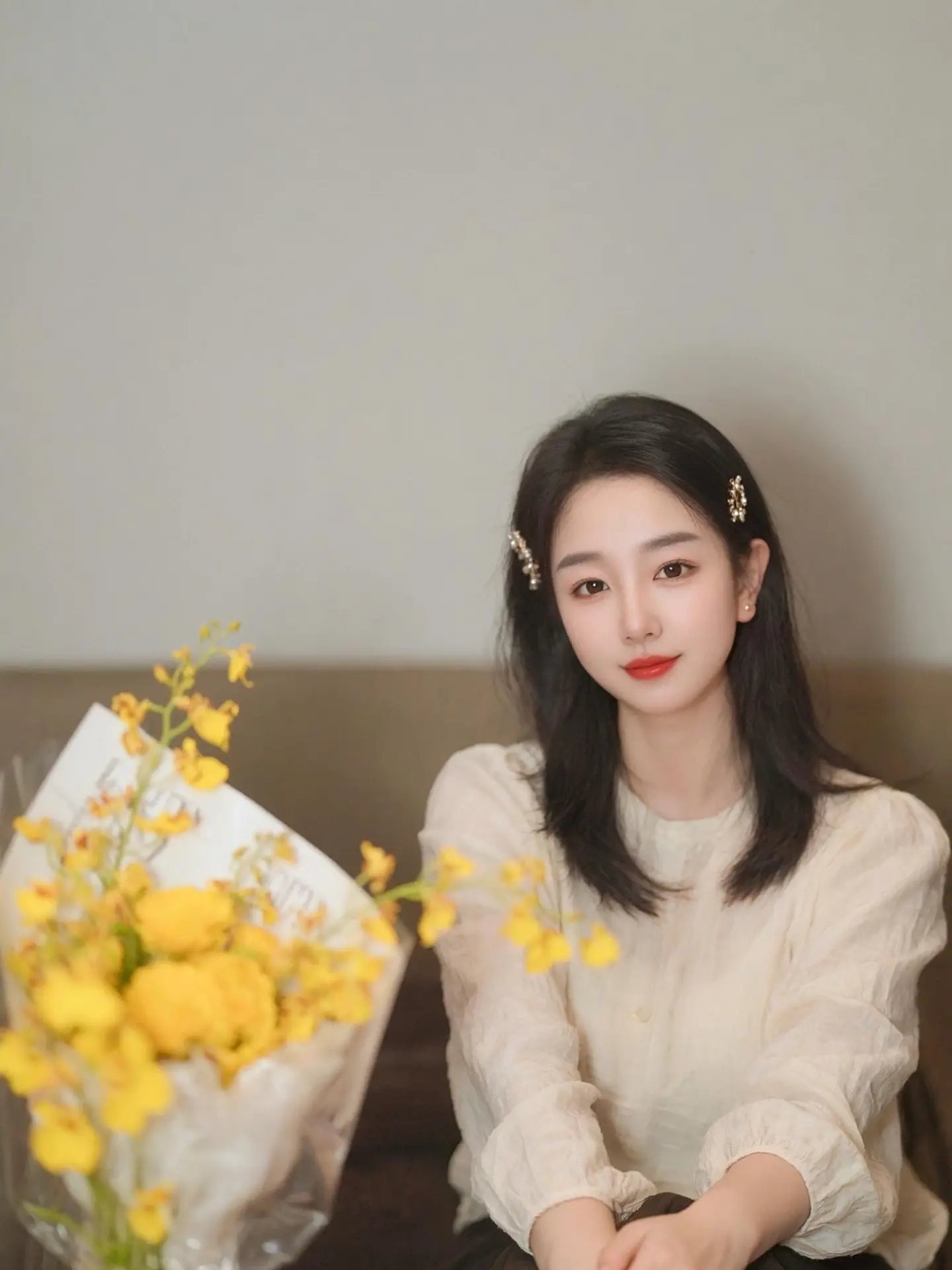 人民币写给女人的广告语，宁愿穿上衬衫撸起袖 子 加油干，也不要相信碎花...