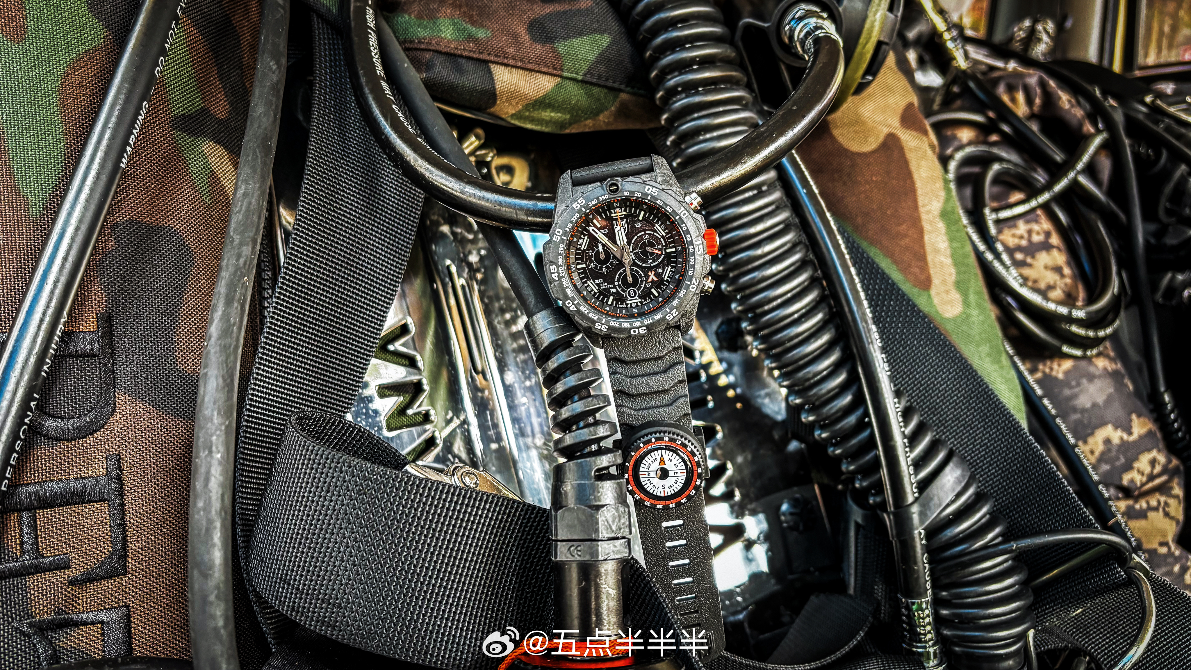 感谢“Luminox雷美诺时”手表的品牌赞助还是我少年时的偶像贝爷联名款，设计风