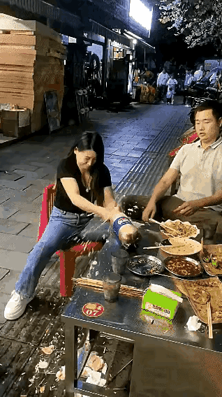 女人“拧不开瓶盖”，原来藏着大智慧！
一女子主动开瓶盖，结果这下糗大了！把男人都