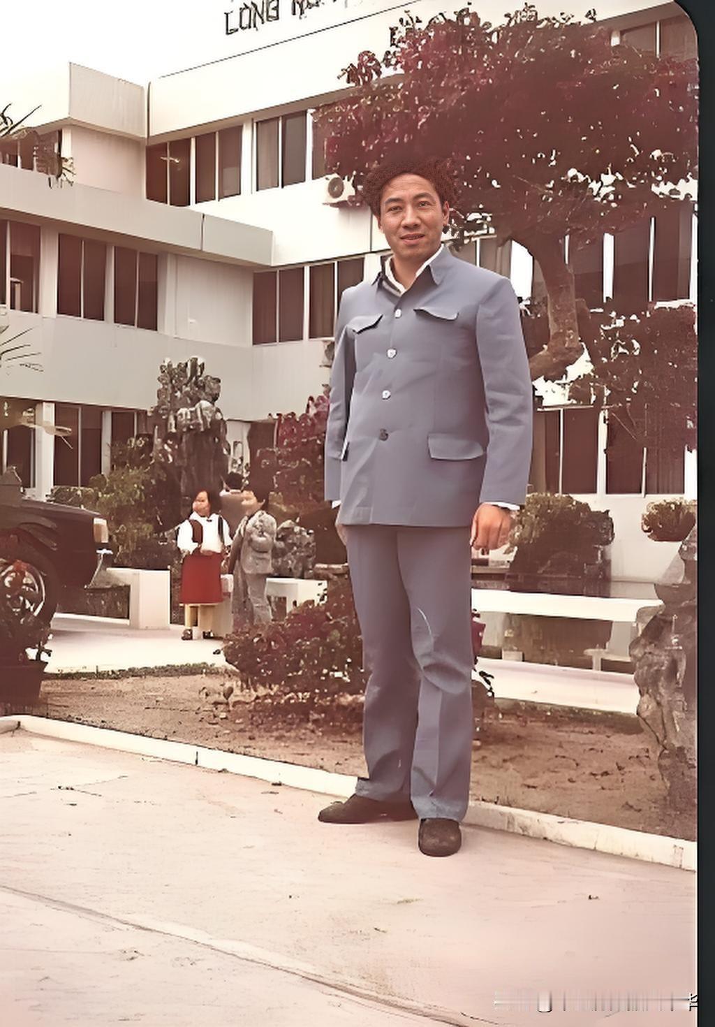 这件衣服叫什么款式有人知道吗？有点像中山装，可又不是，现在几乎看不到了。牢记历史