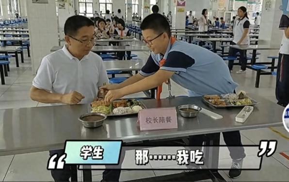 因被学生“抢”走鸡排走红网络的济南市里仁学校校长苗本臣，10月19日凌晨突然病逝