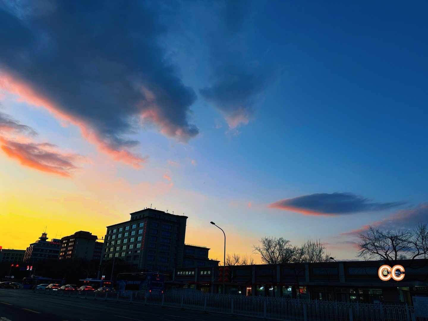 好看的云 刚拍的，用龙腾鱼跃命名如何？晚霞是彩色的云，见者好运～