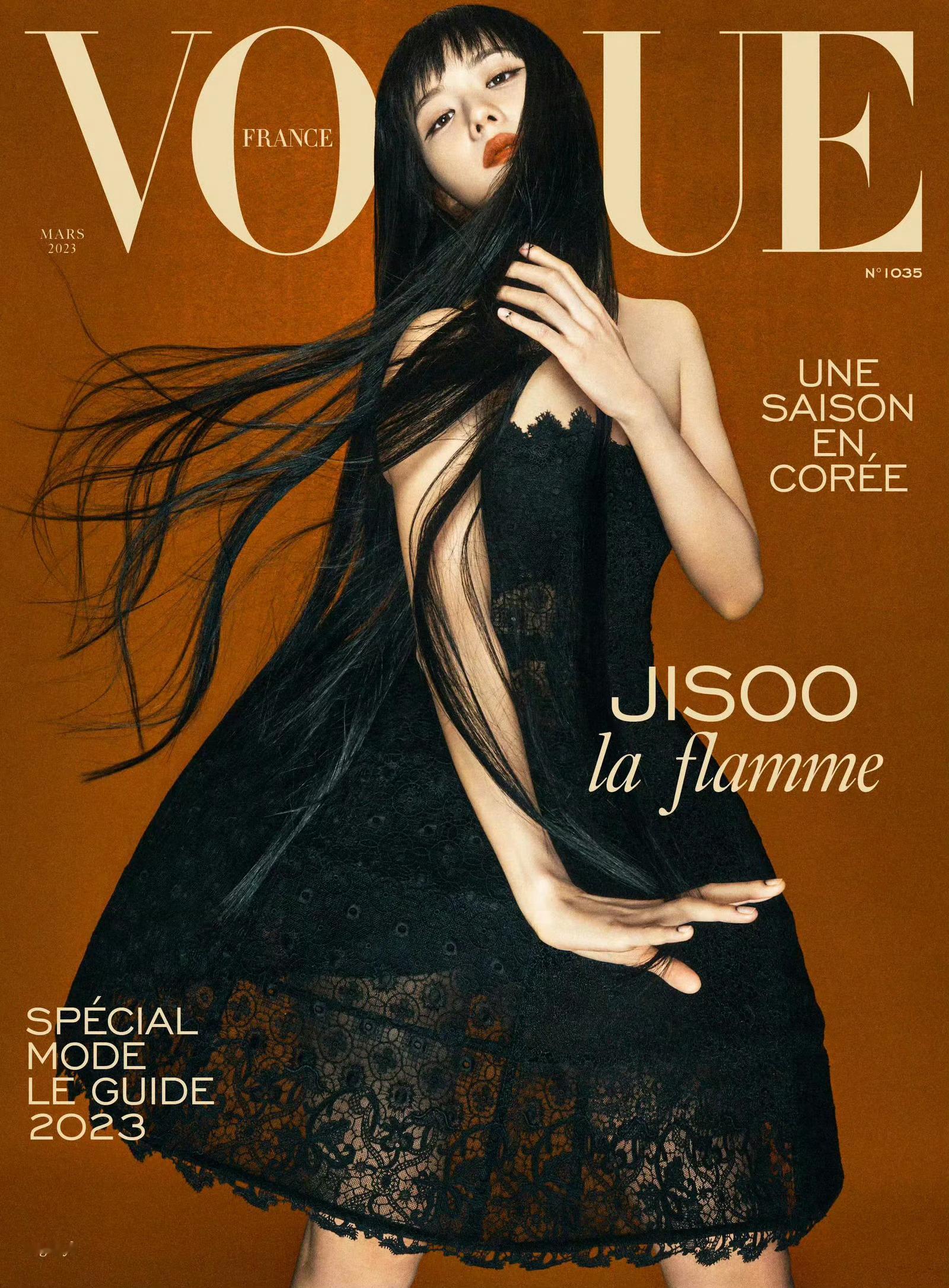 去年法国版Vogue 三月刊封面，金智秀亮相，成为亚洲首位单人登上法版Vogue