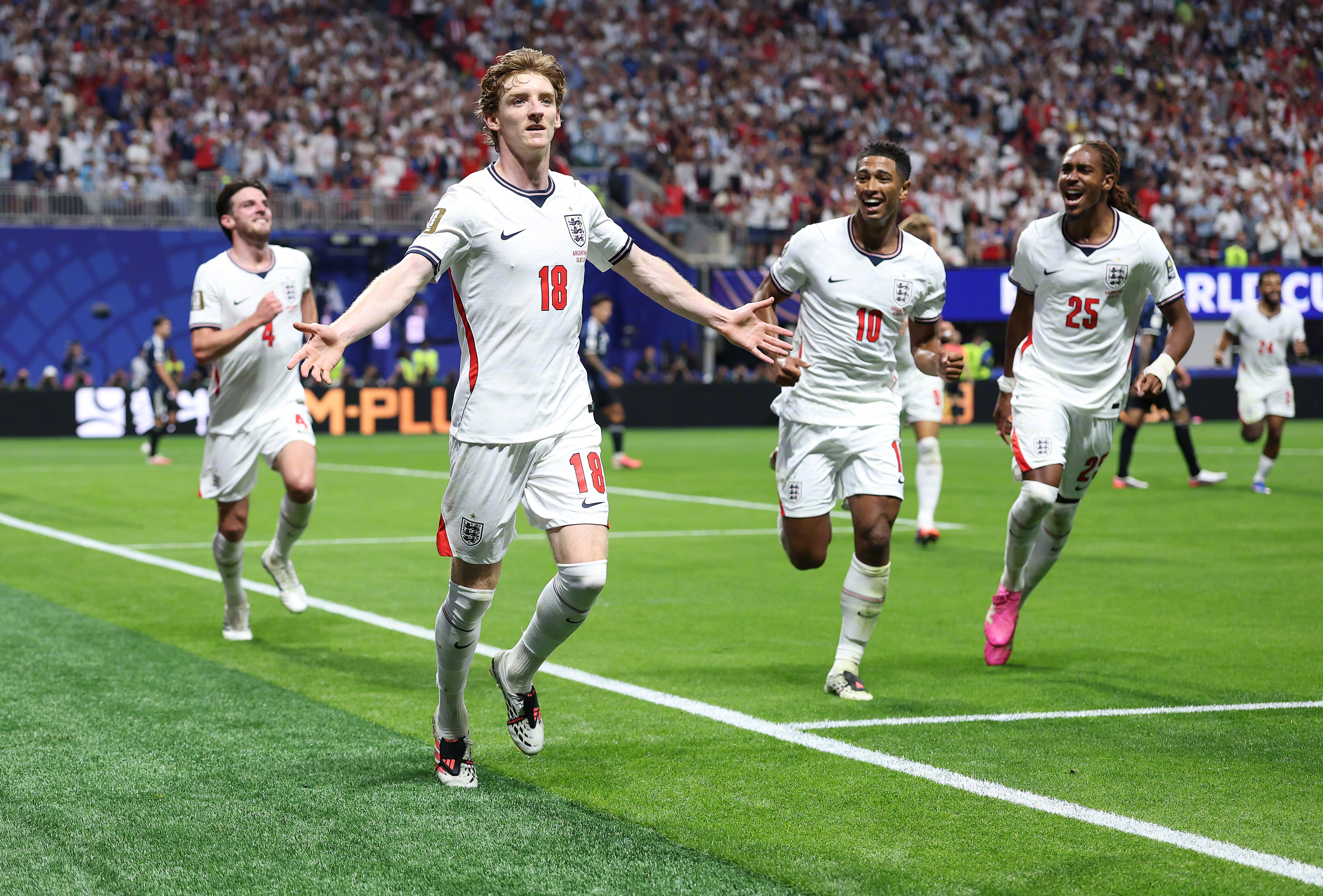 英格兰 1-0 阿根廷第55分钟，罗杰斯右路传中，戈登包抄破门英超联赛世界杯英格