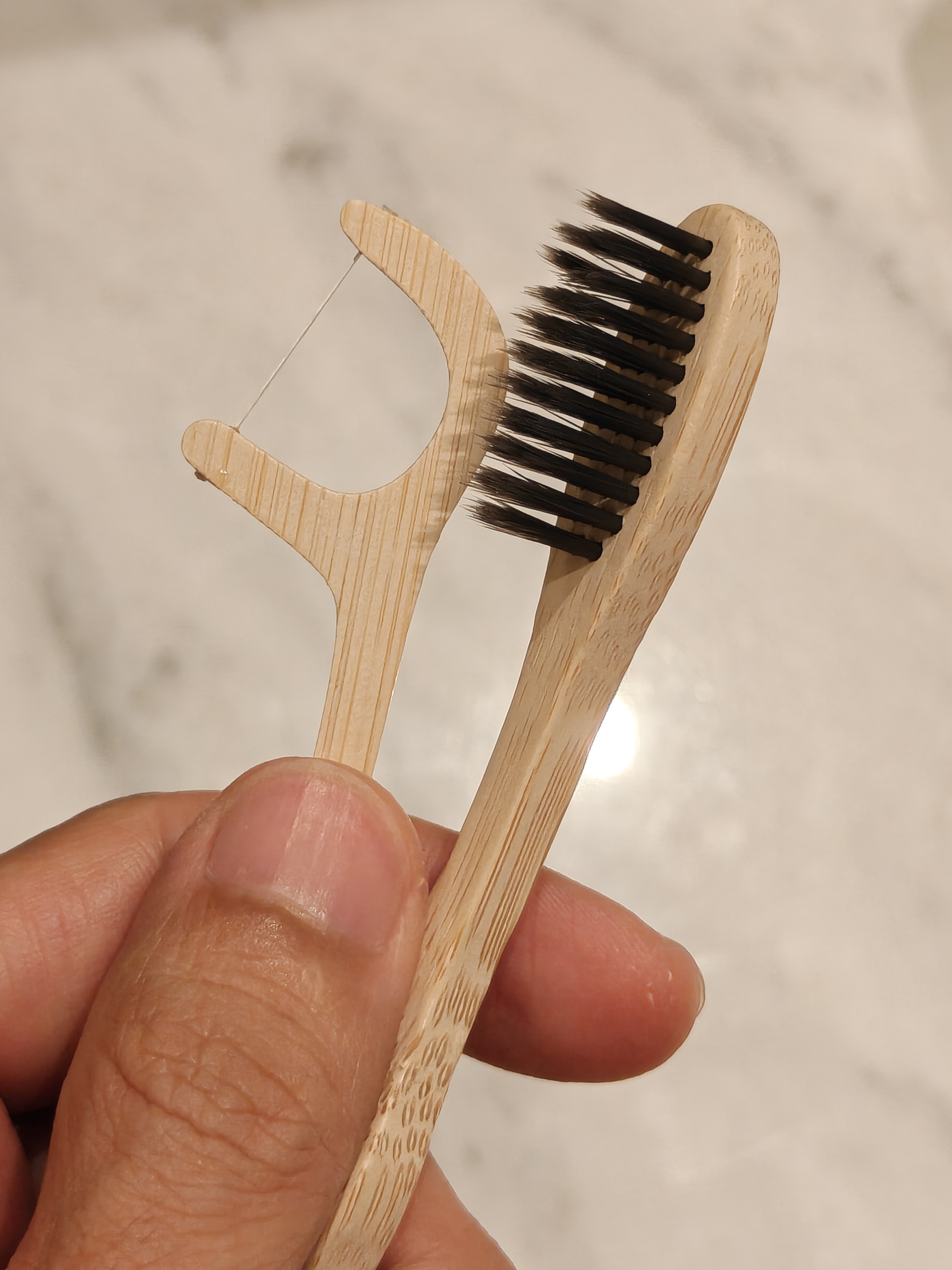 翻出来前两天拍的照片我觉得既然是绿色环保牙刷，就不该用塑料刷毛，换成猪鬃才对，然