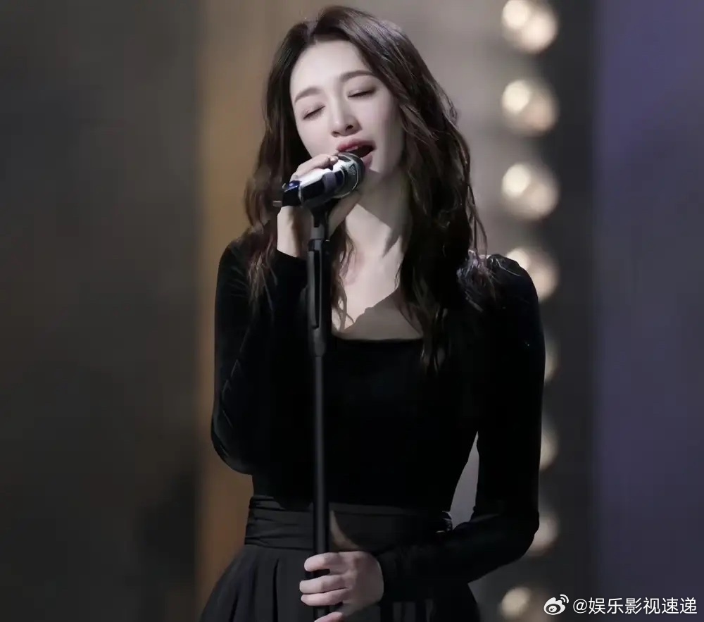 50岁的李小冉，用一条黑裙，给整个内娱上了一堂名叫“基因碾压”的公开课。 你以为