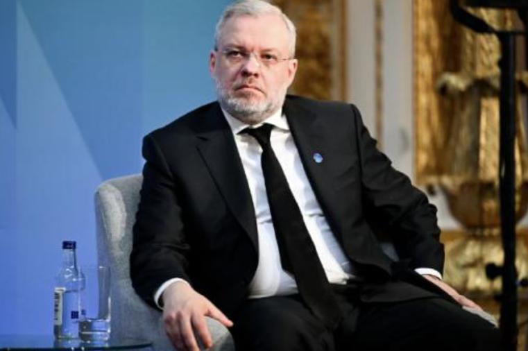 【乌克兰战争中不忘“反腐败”！两部长双递辞呈，明季奇难逃制裁】乌克兰政治舞台上，