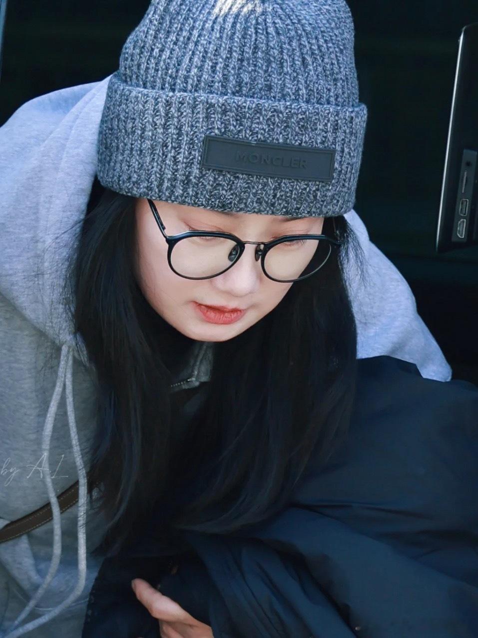 谁家女明星坐车坐成痛苦面具哦是我们可爱到没边的玲花女士！ 