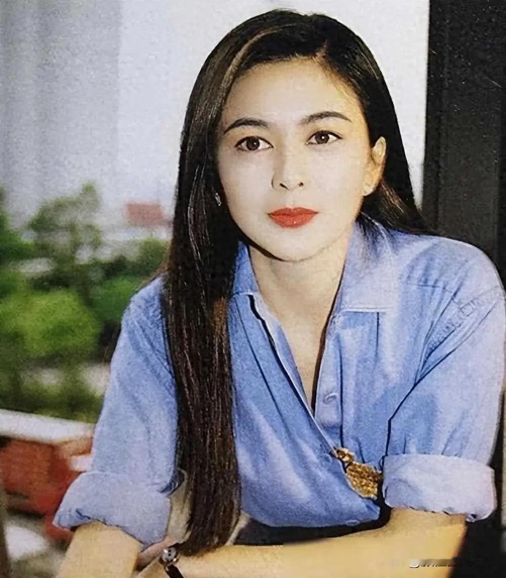 关之琳年轻时貌美吗？关之琳年轻时堪称绝世美人。她五官精致如画，肤若凝脂，一双明眸