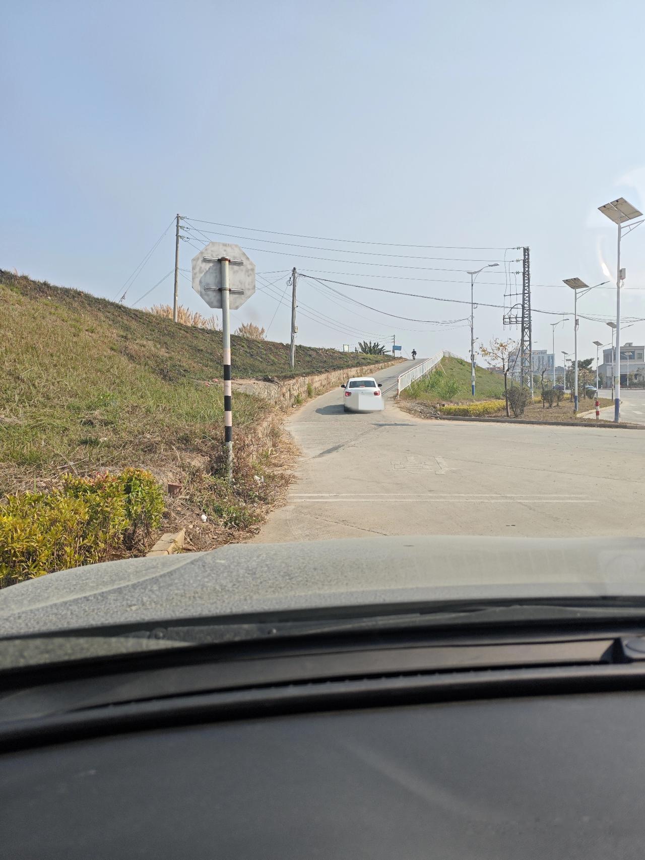 带孩子去学车
教练车是一老款的雪铁龙轿车

问教练是这款车省油还是耐用？

教练