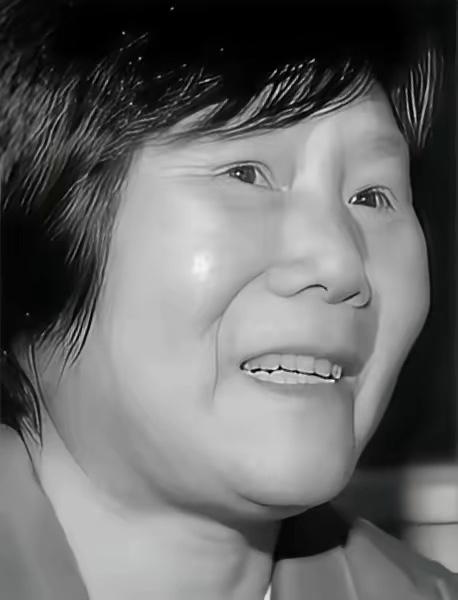 1975年，湖北神农架几名妇女正在田里挖洋芋时，一位女孩因为内急跑去树林中解决，