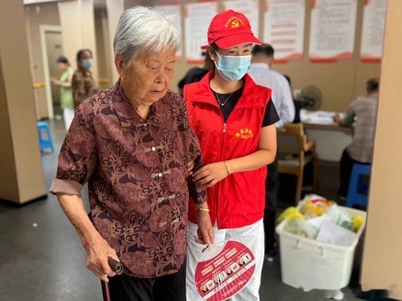 【暖心！台州这场体检把健康送到家门口】9月1日上午，台州温岭城南镇残疾人之家里暖