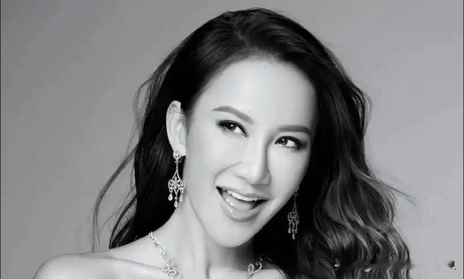 “意外”+“泪目”。
有网友通过新手机号注册网易云音乐后发现登录了李玟官方认证账
