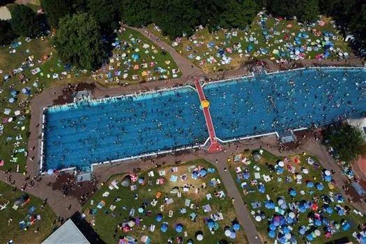 欧洲1300人因高温死亡：居民抢购700欧元空调还得自己扛回家，有网友说“想回武