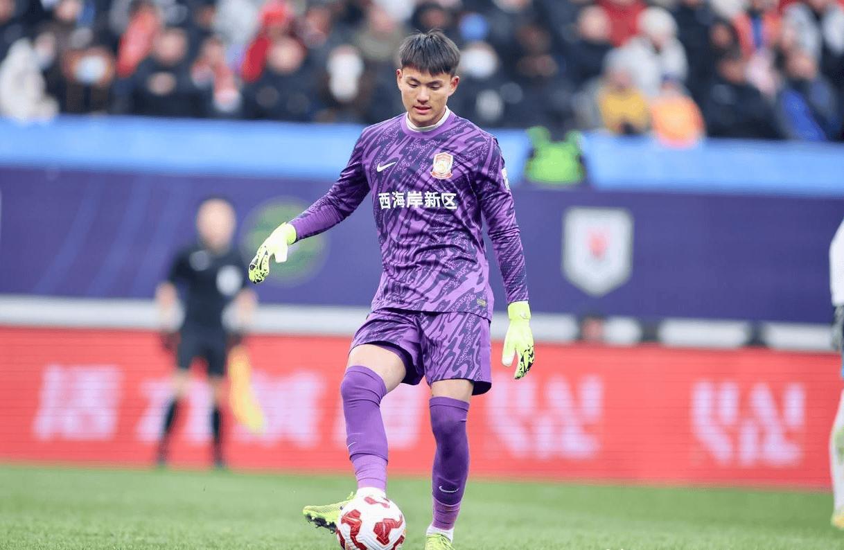 21岁的门将李昊，最近干了件怪事。亚洲杯一战成名，豪门捧着高价合同，排着队找上门
