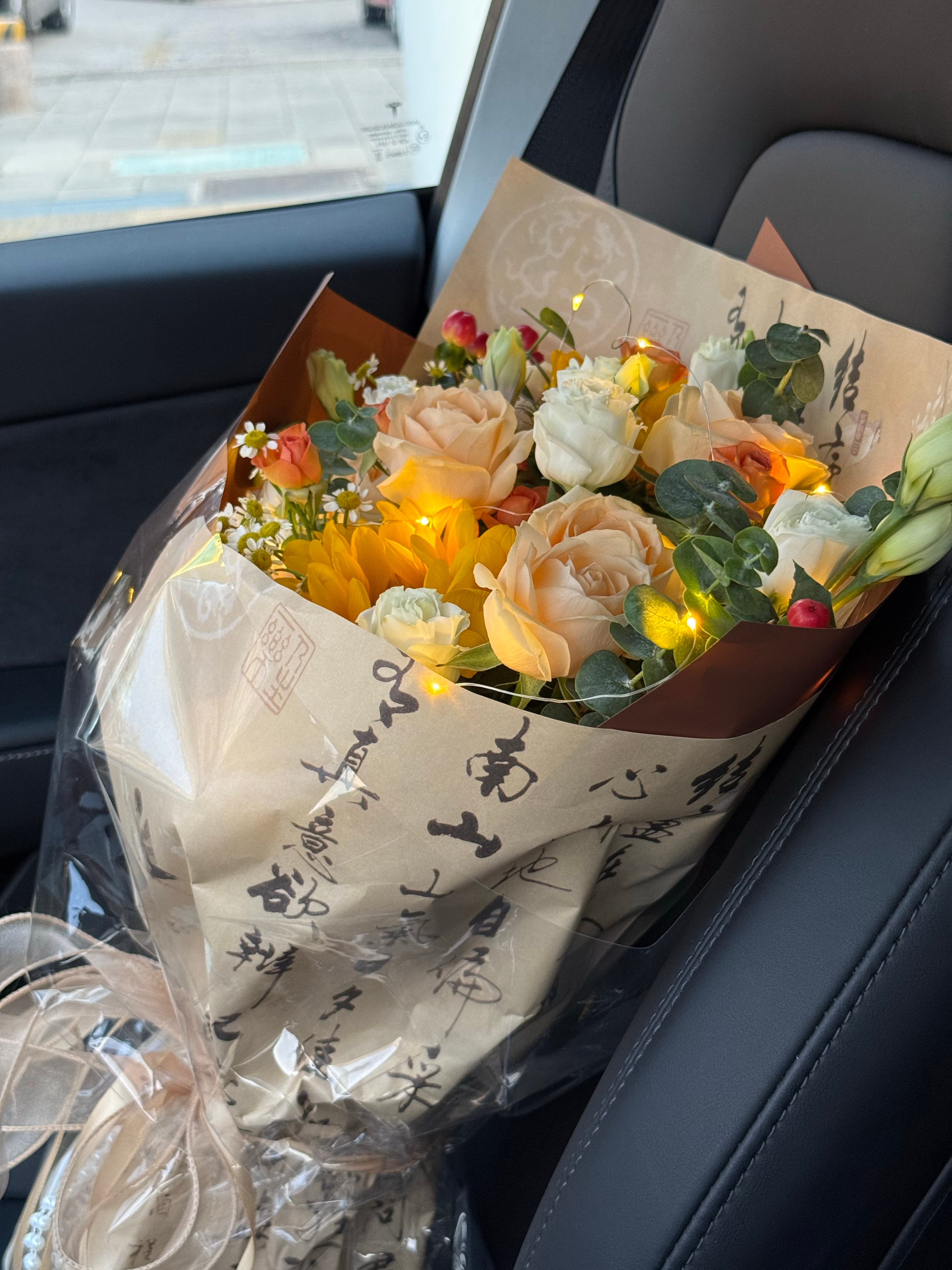 生活需要点仪式感，给对象买了束花，没告诉她，，她问我怎么还没到家，我说有点事。一