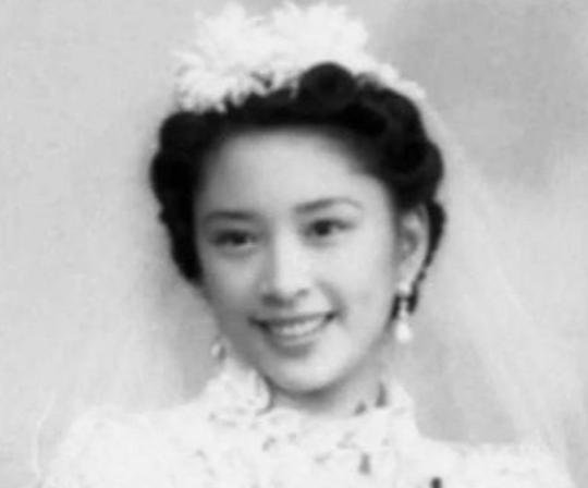 1966年，75岁的李宗仁迎娶了26岁的胡友松，大婚当晚，当李宗仁满心欢喜地走进