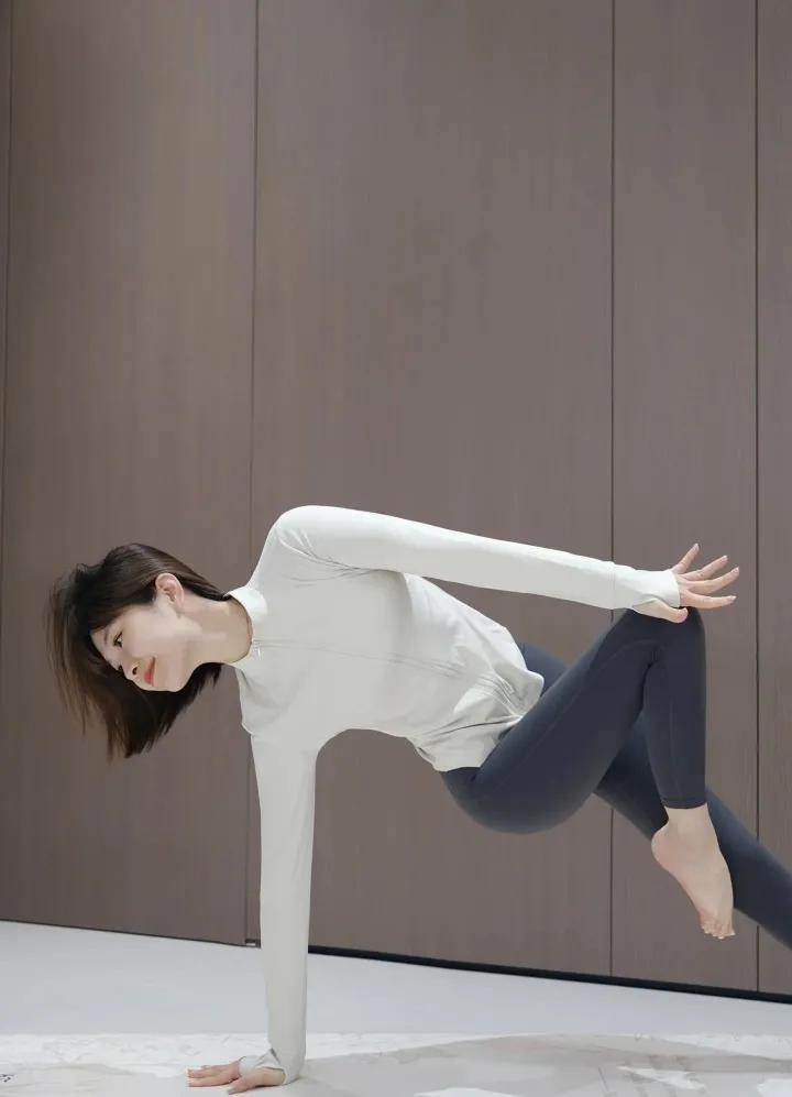 🔥瑜伽穿搭天花板！裸感亲肤面料+高腰显瘦设计，侧撑勾腿不卷边，一字马舒展无束缚