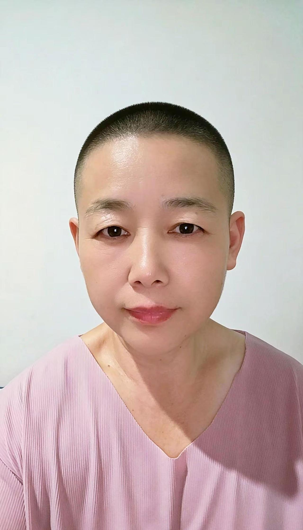 看到这款发型就连想到自己做了腰椎手术之后出院回到家洗头非常的艰难，还真剪过一次比