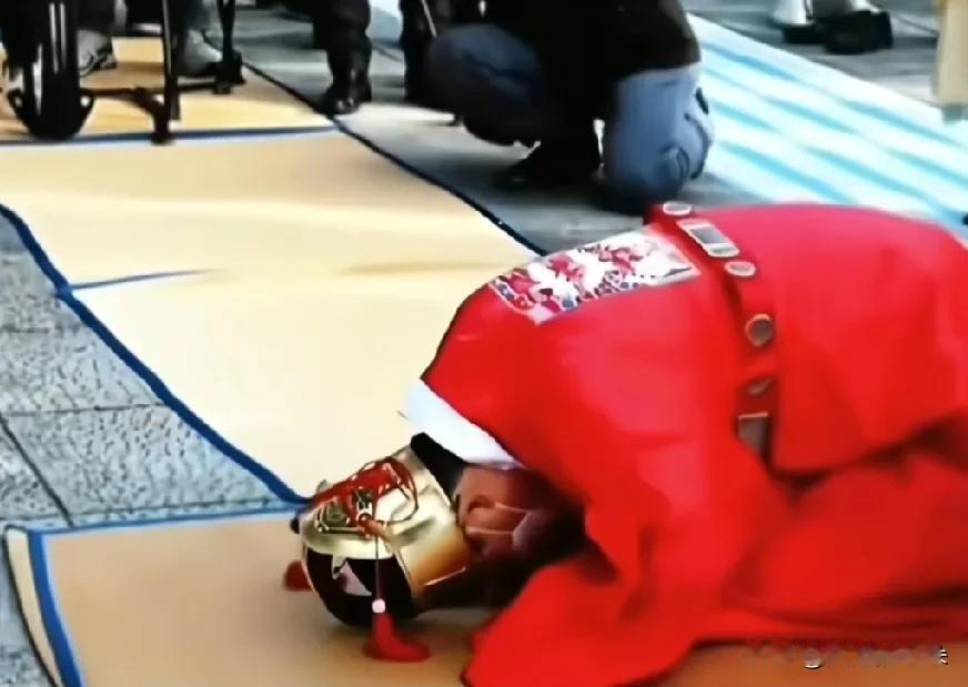 李在明这一跪，

打了多少人的脸！

这一跪，不仅跪出了姿态，更跪碎了多少内娱古