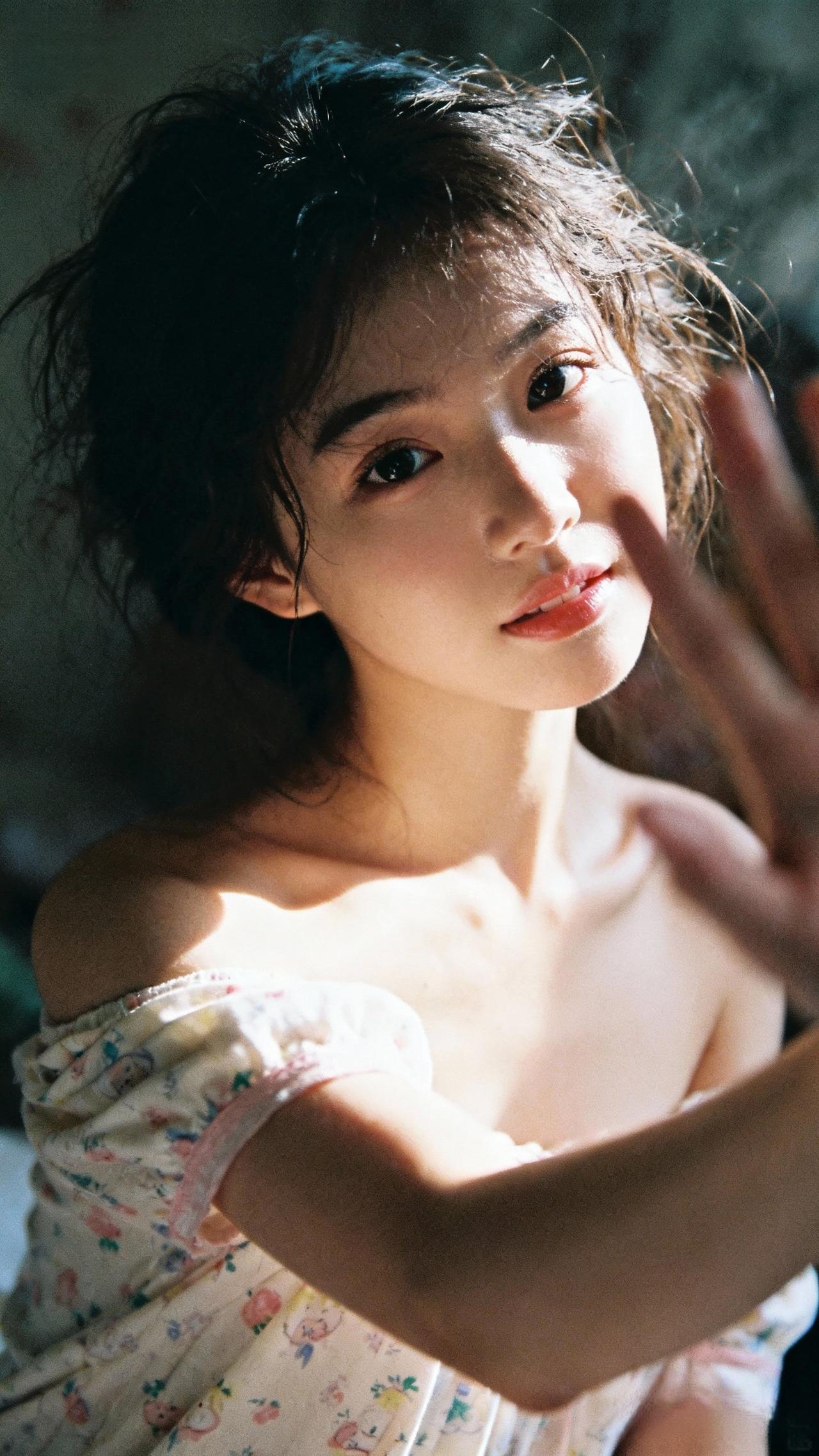 翻箱倒柜找东西，突然摸到大学时那本旧日记。牛皮封面已磨损，里面还夹着干枯的银杏叶