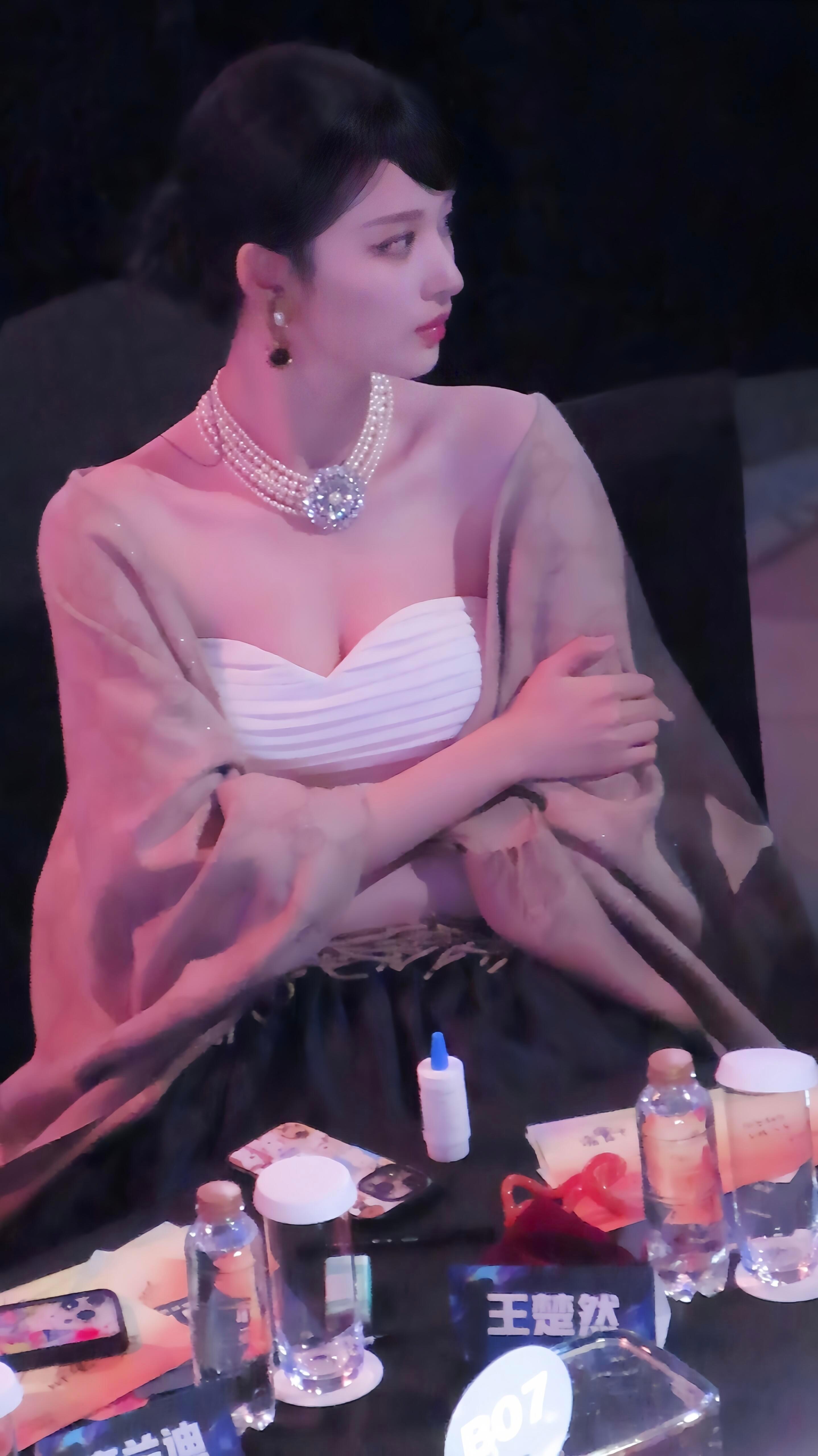 今年刷到王楚然各种剧组路透的妆造，这海露滴眼液的存在感好强啊，各种路透都有同框~