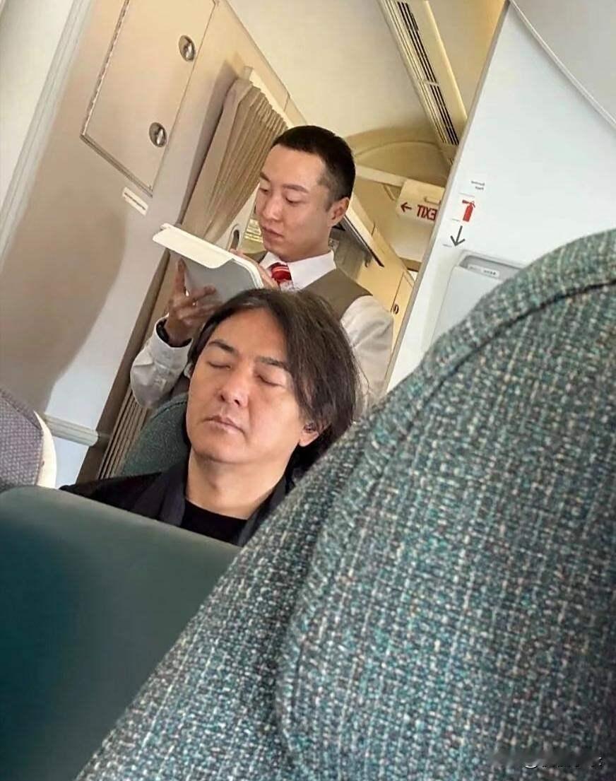 57岁的郑伊健坐飞机去日本啦，他看起来苍老得好明显啊，气质也跟以前大不一样了。好