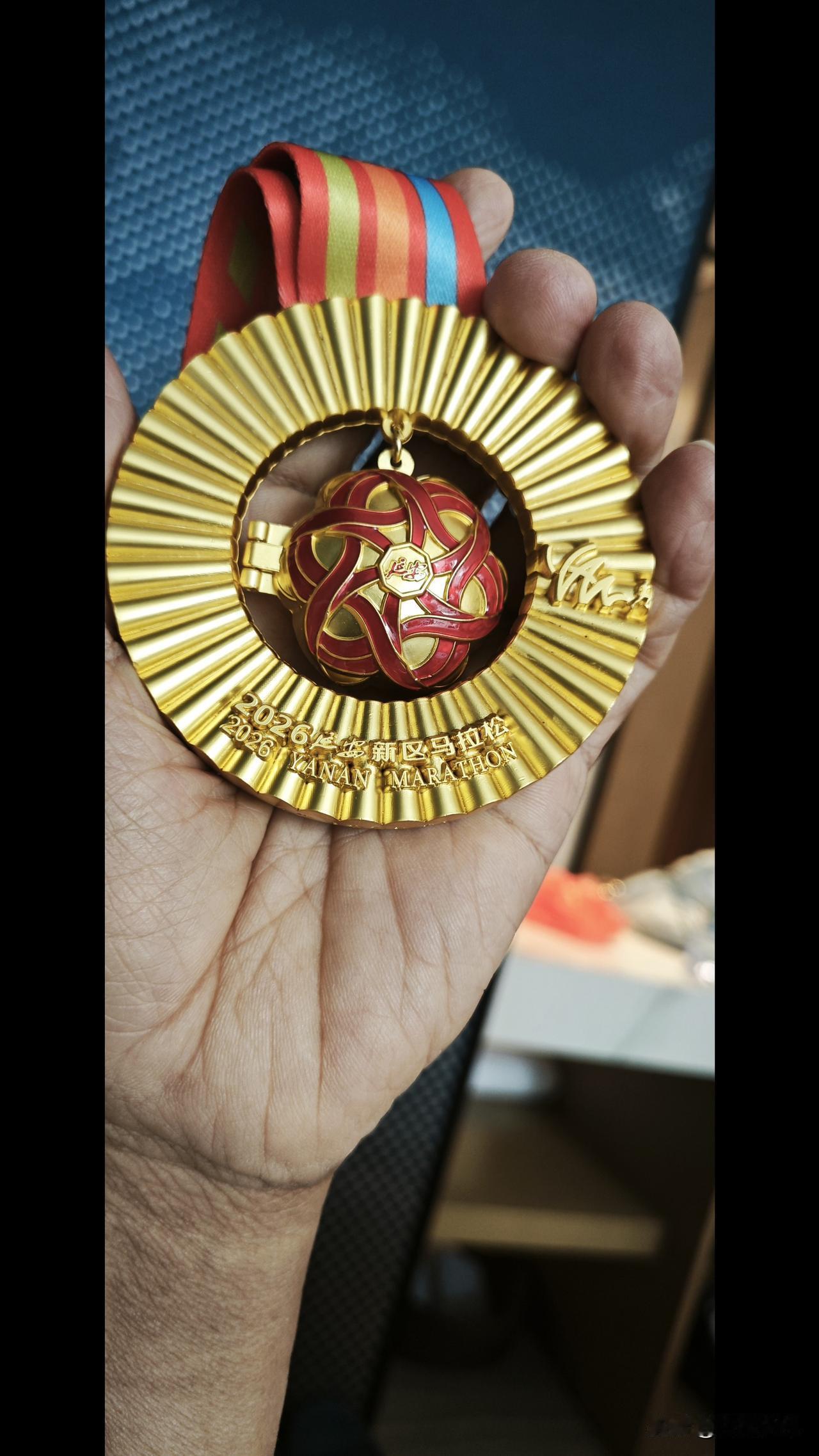 跑了延安马后悔一阵子，不跑延安马后悔一辈子——
 
2026延安新区马拉松赛道上