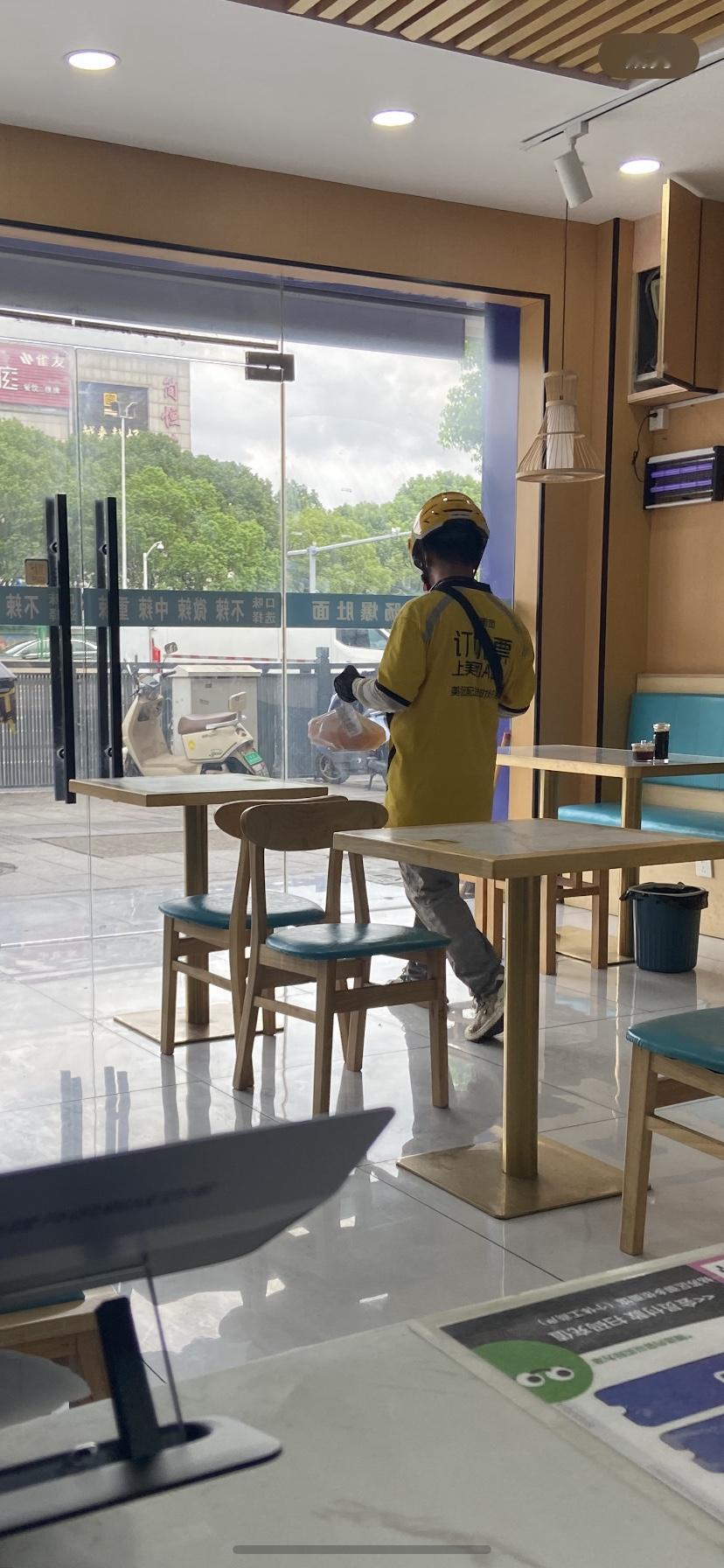 和外卖小哥唠嗑
原来大家都在淡季里熬着

今天店里没啥客人，生意冷清清的。刚好来