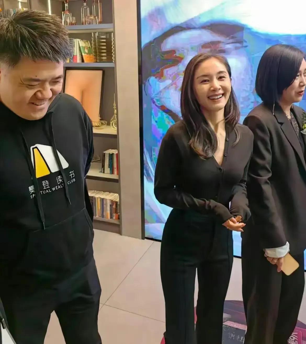 王子文个子虽小，但比例很好呀！

她穿一身黑色服装，踩高跟鞋气场超强，就是在人群