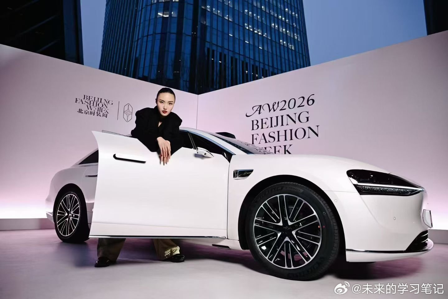 上半年轿车市场的竞争激烈程度，看来也很激烈。过去中高端市场真正从低到高，立住的新