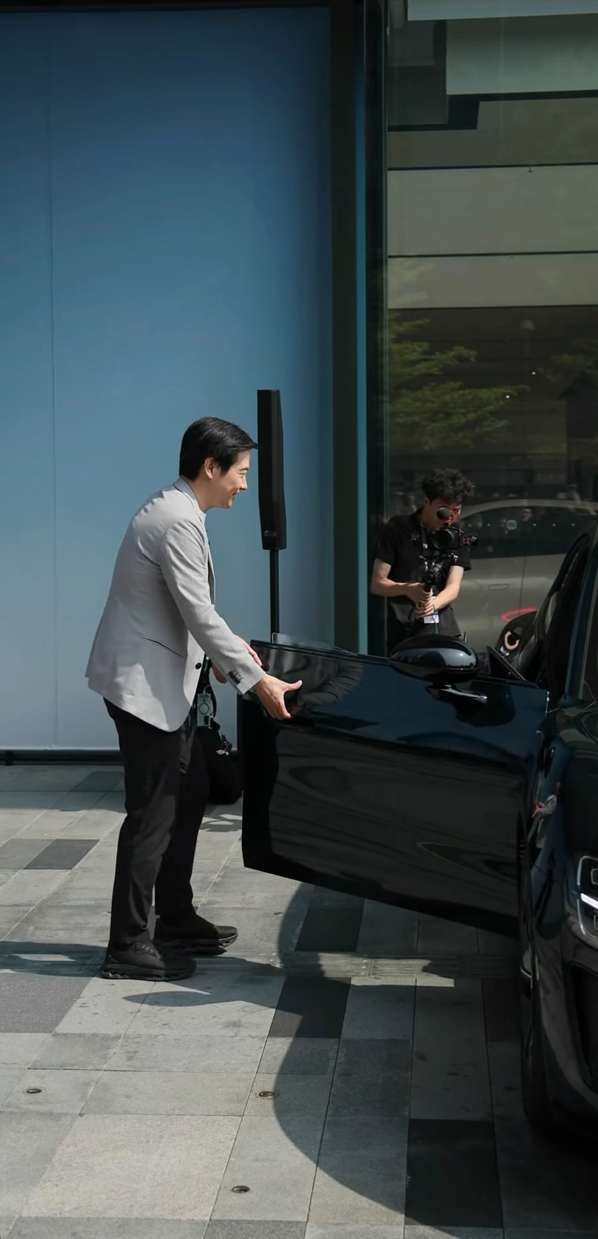 小米新SU7今日开启交付 又看到千亿总裁亲自为车主开车门了