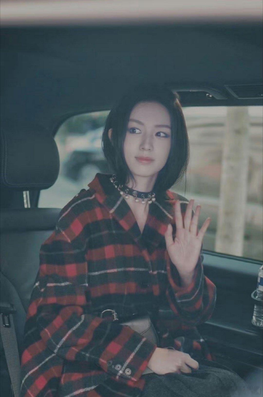 周也的造型师真的很抽象啊[允悲][允悲][允悲]相当显眼包呢 ​​​