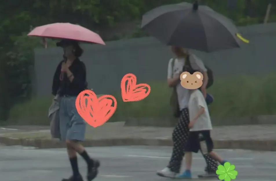 7月30日，赵丽颖带6岁儿子想想逛街被偶遇，赵丽颖单独撑伞走在前面，想想被保姆带