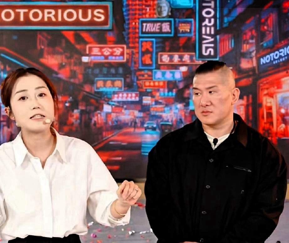 馆长智慧馆今天不断电直播，目前累计销售额至少400万件，其中旺旺系列产品销售额已