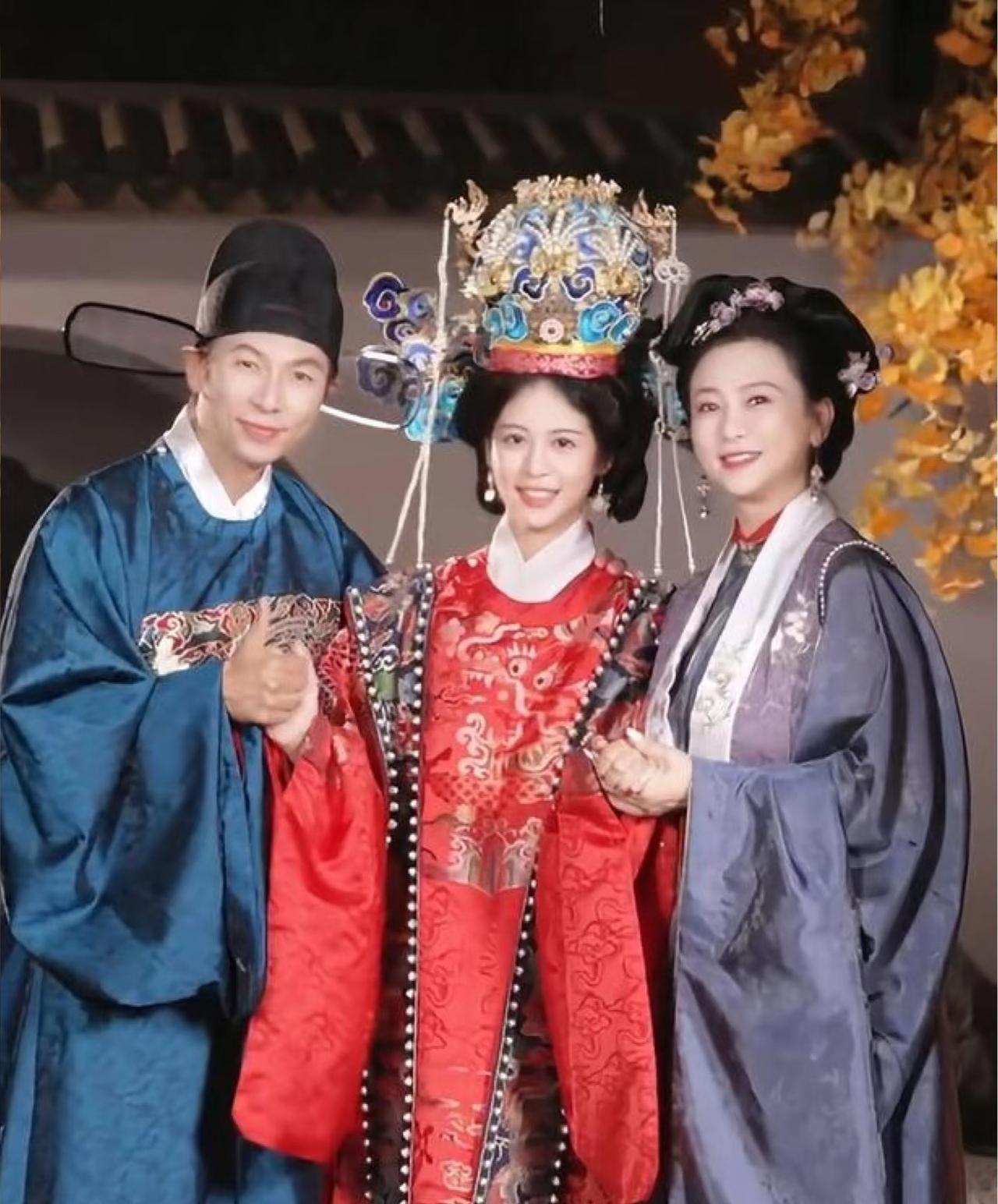 翁虹给18岁留学女儿办中式成人礼，母女同框的视频刷爆了社交平台。 翁虹没选西式派