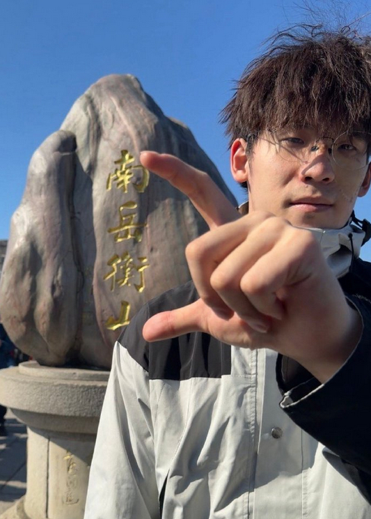 中国游泳队名将王浩宇 在全运会结束之后，干了件挑战极限的运动。三天爬完了五岳，严