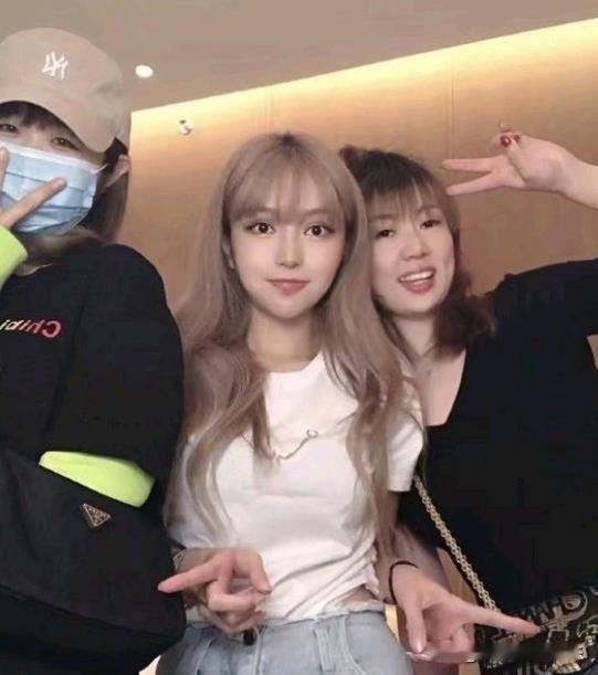 周扬青素颜直播公开真实容貌，直言“外貌是最不中用的东西”，呼吁女性停止焦虑。
2
